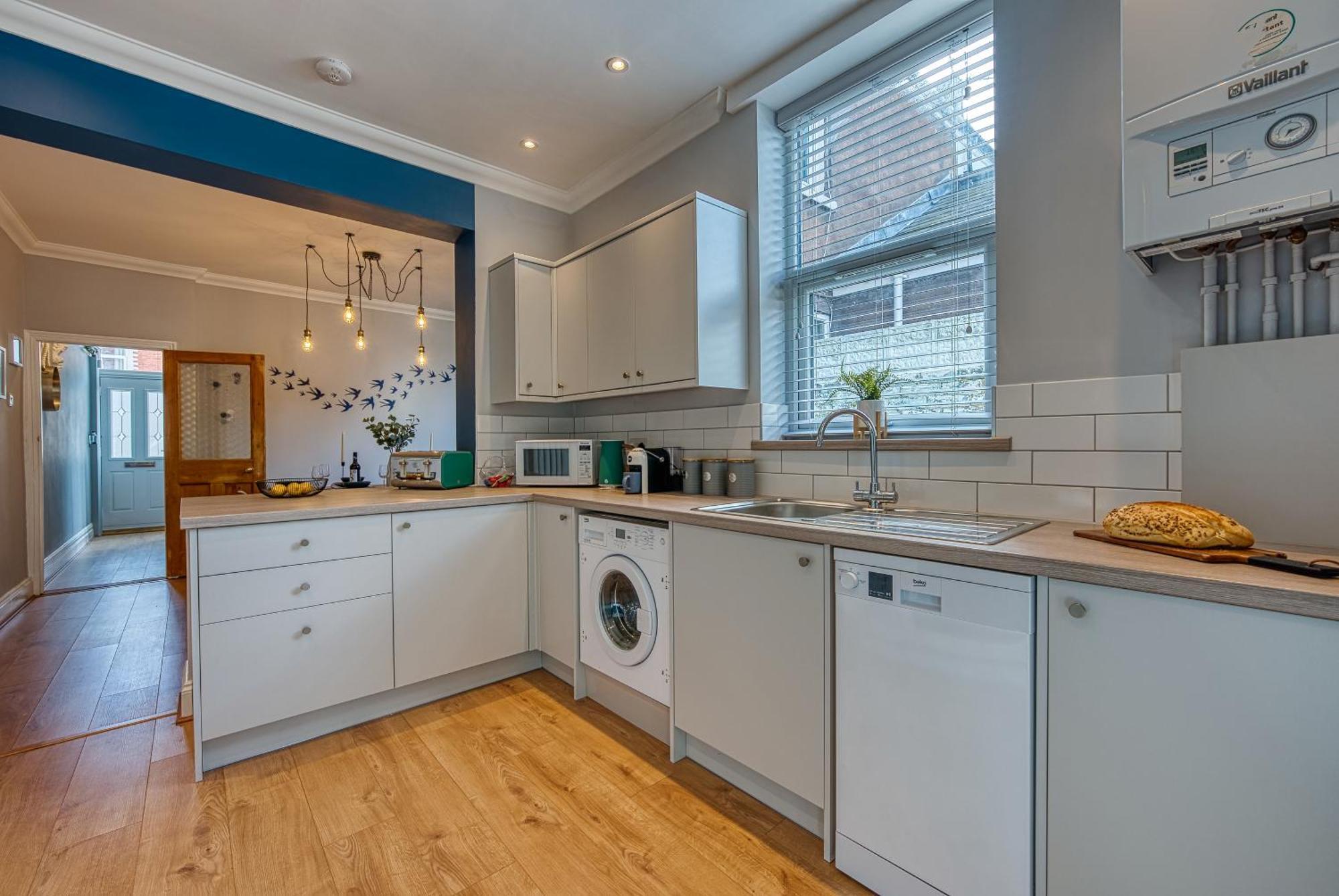 2 Bedrooms Modern, Stunning & Stylish Contractor House, Prime Portsmouth Location With Free Parking Permit, Summer Special Offer!! - By Blue Puffin Stays Exterior foto